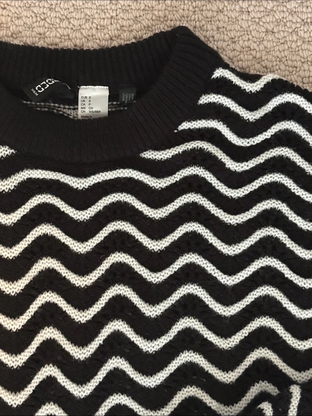 Divided by H&M Size Small Women's Black & White Wave Knit Sweater